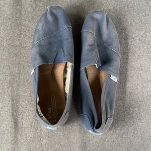 Tom’s navy blue shoes